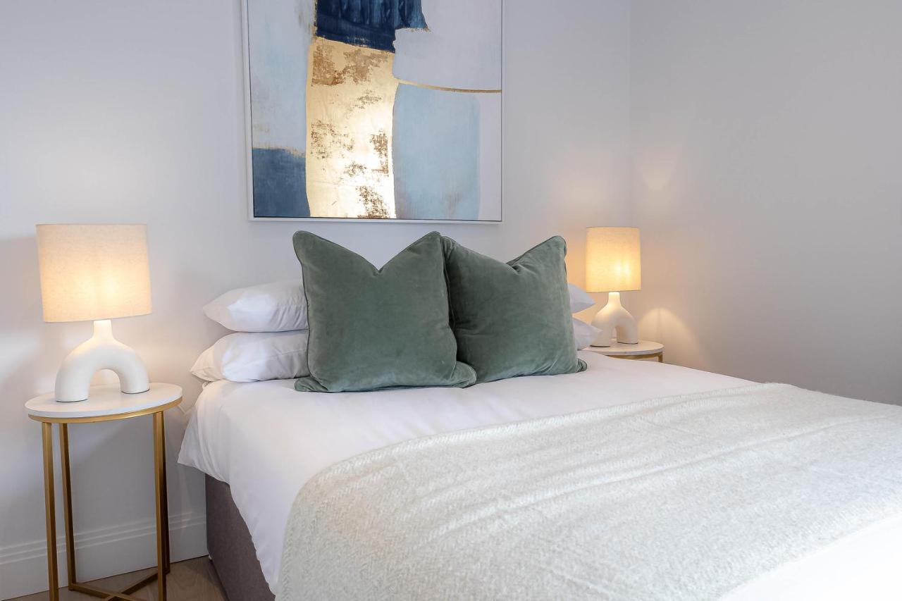 Stylish Apartments With Balcony For Upper Apartments & Free Parking In A Prime Location - Five Miles From Heathrow Airport Uxbridge Eksteriør billede