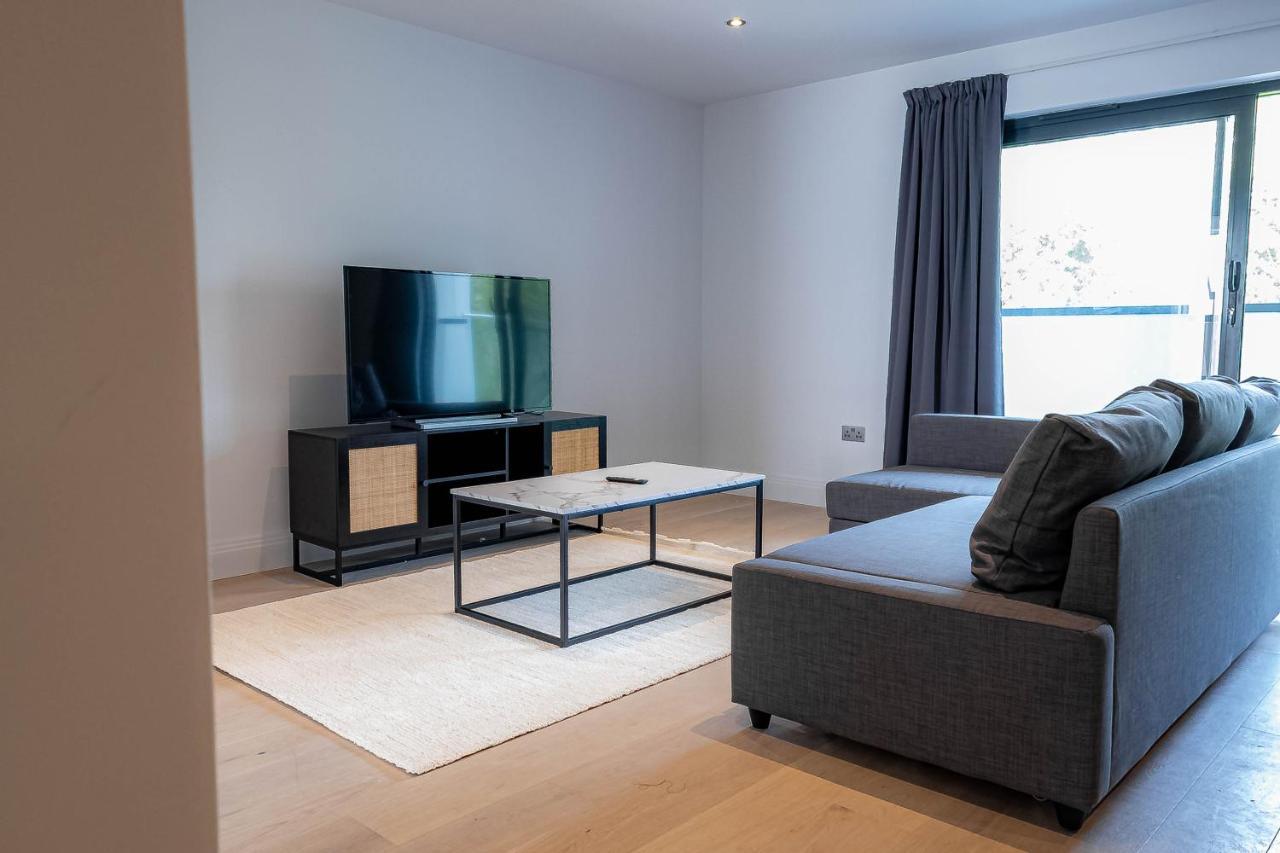 Stylish Apartments With Balcony For Upper Apartments & Free Parking In A Prime Location - Five Miles From Heathrow Airport Uxbridge Eksteriør billede